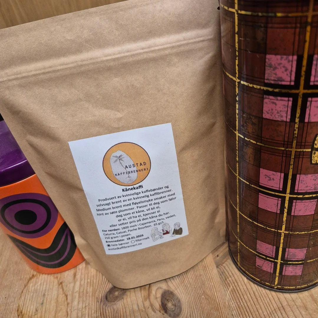 pose med Kånekaffi, en medium brent kaffe Peru. Hele bønner.